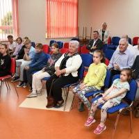 Młodzież, samorządowcy i goście wsłuchują się w prelekcję leśniczego Mariusza Ziołowica