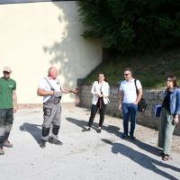 Wicestarosta Paweł Osikowski z ramienia inwestora konsultuje prace przy przebudowie budynku pod Wydział Komunikacji w Miechowie