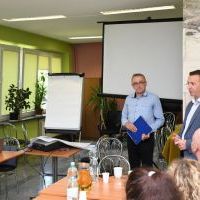 Wicestarosta Paweł Osikowski i kierownik PCPR witają na szkoleniu rodziny zastępcze