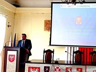 Wicestarosta Paweł Osikowski otwiera konferencje projektu 