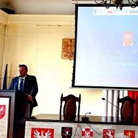Wicestarosta Paweł Osikowski otwiera konferencje projektu 