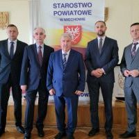 Zarząd Powiatu Miechowskiego (od lewej): Wojciech Domagała, Piotr Grządziel, starosta Jacek Kobyłka, Rafał Pawlik, wicestarosta Paweł Osikowski