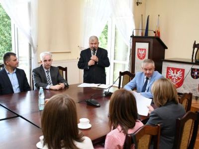 Starosta Miechowski Jacek Kobyłka wita na uroczystym podpisaniu umowy na infrastrukturę strefy gospodarczej