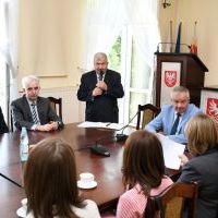 Starosta Miechowski Jacek Kobyłka wita na uroczystym podpisaniu umowy na infrastrukturę strefy gospodarczej