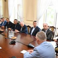 Zarząd, radni Powiatu Miechowskiego, wykonawcy i goście na podpisaniu umowy na infrastrukturę strefy gospodarczej