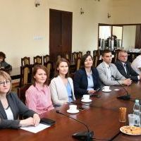 Przedstawiciele KPT, wojewody i burmistrz Książa Wielkiego na podpisaniu umowy na infrastrukturę strefy gospodarczej