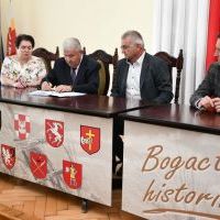 Podpisanie umowę na drogę w strefie gospodarczej Powiatu Miechowskiego