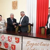 Przekazanie umowy na drogę w strefie gospodarczej Powiatu Miechowskiego