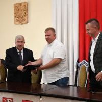Przekazanie umowy na inżyniera kontraktu infrastruktury strefy gospodarczej Powiatu Miechowskiego