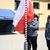 Święto Policji 2023 Miech&oacute;w - wciągnięcie flagi państwowej na maszt
