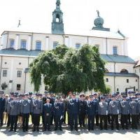 Święto Policji 2023 Miech&oacute;w - pamiątkowa fotografia na tle Bazyliki Grobu Bożego