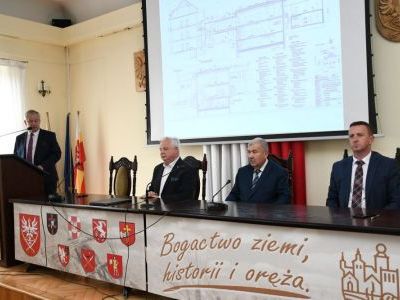 Przewodniczący Rady Powiatu Krzysztof Świerczek wita Wiceministra Jacka Osucha