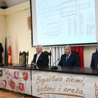 Przewodniczący Rady Powiatu Krzysztof Świerczek wita Wiceministra Jacka Osucha