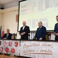 Sygnatariusze umowy na dofinansowanie budowy łącznika ZS Nr 1 w Miechowie