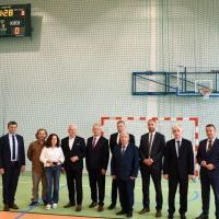 Wiceminister Sportu i Turystyki Jacek Osuch oraz włodarze Powiatu Miechowskiego z wizytą na budowanej sali gimnastycznej w Zagorzycach