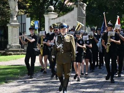 Święto Wojska Polskiego Miechów 2023 - przemarsz do bazyliki
