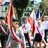 Święto Wojska Polskiego Miech&oacute;w 2023 - poczty sztandarowe szk&oacute;ł