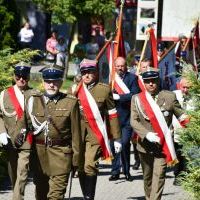 Święto Wojska Polskiego Miech&oacute;w 2023 - wejście alejką pod Pomnik z Orłem