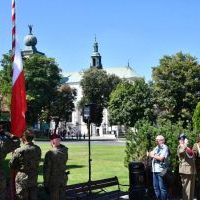 Święto Wojska Polskiego Miech&oacute;w 2023 - wciągnięcie flagi państwowej na maszt