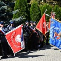 Święto Wojska Polskiego Miech&oacute;w 2023 - sztandary pod Pomnikiem z Orłem