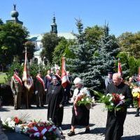 Święto Wojska Polskiego Miech&oacute;w 2023 - kwiaty składa ks. proboszcz Franciszek Siarek i Hufiec ZHP