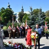 Święto Wojska Polskiego Miech&oacute;w 2023 - kwiaty składa radny wojew&oacute;dzki i dyr. szpitala - Mirosław Dr&oacute;żdż