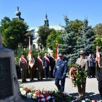 Święto Wojska Polskiego Miech&oacute;w 2023 - kwiaty składają komendanci służb powiatowych