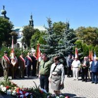Święto Wojska Polskiego Miech&oacute;w 2023 - kwiaty składają harcerze ZHP