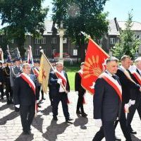 Święto Wojska Polskiego Miechów 2023 - poczty sztandarowe wchodzą do bazyliki