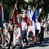 Święto Wojska Polskiego Miechów 2023 - młodzież z dumą dzierży sztandary