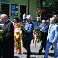 Święto Wojska Polskiego Miechów 2023 - samorządowcy i goście zmierzają pod Pomnik z Orłem