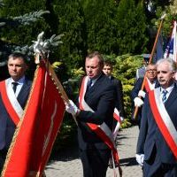 Święto Wojska Polskiego Miechów 2023 - sztandar Powiatu Miechowskiego składa hołd pod Pomnikiem z Orłem