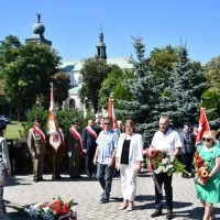 Święto Wojska Polskiego Miechów 2023 - kwiaty składają przedstawiciele instytucji kultury