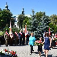 Święto Wojska Polskiego Miechów 2023 - kwiaty składają przedstawiciele szkół i instytucji