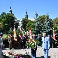 Święto Wojska Polskiego Miechów 2023 - kwiaty składa starosta Jacek Kobyłka i przewodniczący Krzysztof Świerczek
