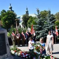 Święto Wojska Polskiego Miechów 2023 - kwiaty składają najmłodsi