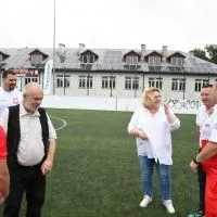 Wicestarosta Paweł Osikowski, WIcew&oacute;jt Małgorzata Sadowniczyk i Naczelnik Leonard Mazur rozmawiają z niewidomymi piłkarzami