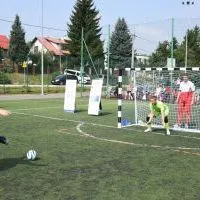 Wicestarosta Paweł Osikowski strzela karnego w Blind Footballu