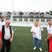 Wicestarosta Paweł Osikowski, WIcewójt Małgorzata Sadowniczyk i Naczelnik Leonard Mazur rozmawiają z niewidomymi piłkarzami