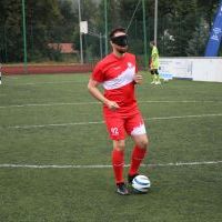 Reprezentant Polski w Blind Footballu pokazuje jak prowadzić piłkę