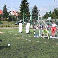 Wicestarosta Paweł Osikowski strzela karnego w Blind Footballu