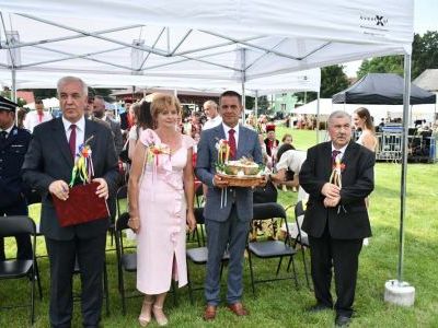 Gospodarze Dożynek Powiatowych Przybysławice 2023 ze starostami dożynkowymi