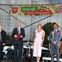 Dożynki Powiatowe Przybysławice 2023 - wsp&oacute;łgospodarze święta ze starostami dożynek