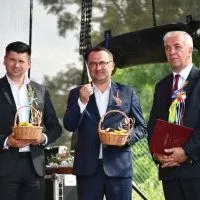 Dożynki Powiatowe Przybysławice 2023 - W&oacute;jt Lesław Blacha z Wicemarszałkiem Łukaszem Sm&oacute;łką i Starostą Wojciechem Pałką