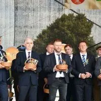 Dożynki Powiatowe Przybysławice 2023 - na scenie m.in. samorządowcy Powiatu Miechowskiego