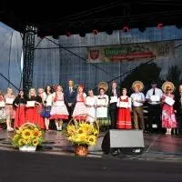Dożynki Powiatowe Przybysławice 2023 - Starosta Jacek Kobyłka i W&oacute;jt Lesław Blacha wręczyli nagrody za wieńce dożynkowe