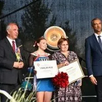 Dożynki Powiatowe Przybysławice 2023 - Klaudia Faracik z nagrodą W&oacute;jta Gminy Gołcza