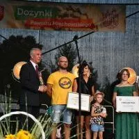 Dożynki Powiatowe Przybysławice 2023 - Julia Majchrowska z nagrodą W&oacute;jta Gminy Gołcza