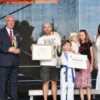 Dożynki Powiatowe Przybysławice 2023 - Eryk Pieszczyk z nagrodą W&oacute;jta Gminy Gołcza