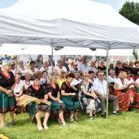 Dożynki Powiatowe Przybysławice 2023 - widzowie i goście chronią się przed słońcem